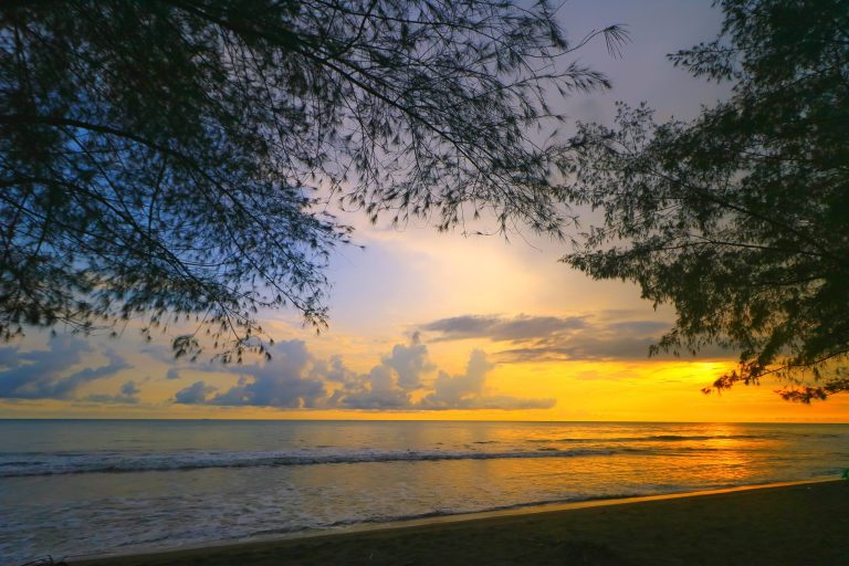 Sunset di Pantai Tiram - Photo courtesy of @mr.aulia.dinov