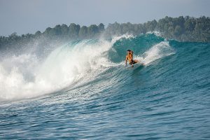 Surfing Pulau Awera - Photo blog.tiket.com