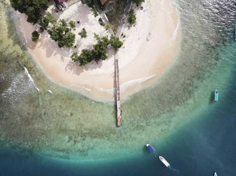 Pulau Semangi - Photo IG @travpacker_indonesia