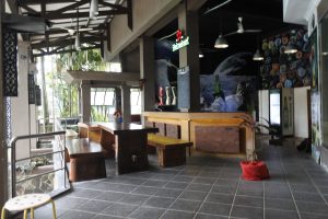 Indoor Bar Kyriad Bumiminang Lounge & Pool 