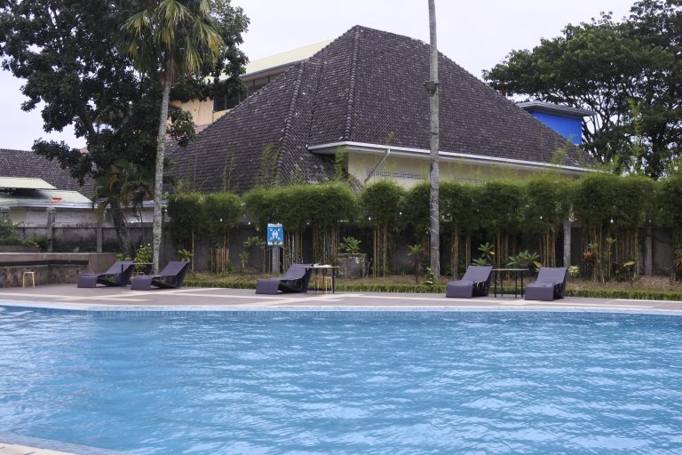 Kyriad Bumiminang Lounge & Pool