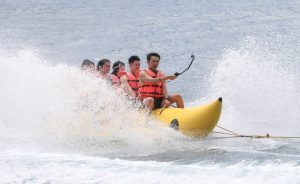 7 Rekomendasi Pulau Dengan Banana Boat Paling Seru di Sumatera Barat