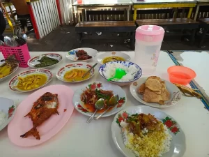 Ampera Lauak Pukek Uncu Pit - Syatri Basri - West Sumatra 360 4 Tempat Makan Seafood Segar di Padang: Nikmati Gulai Lauak, Ikan Bakar, dan Cumi Lezat dengan Suasana Pantai yang Tenang