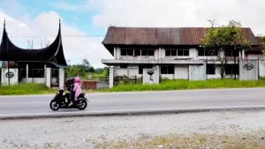 Bekas Pabrik Obat Ripha Pharmacy Sitinjau Lauik - Photo (Irwanda/Langgam.id) - West Sumatra 360 5 Tempat Angker di Sumatera Barat, Penuh Kisah Mistis