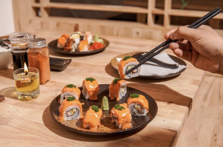 Suka Sushi tapi Budget Tipis? Ini 5 Spot Sushi Enak & Murah di Padang