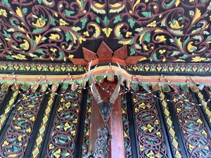 Ukiran Pada Langit-langit Rumah Gadang - West Sumatra 360 7 Fakta Unik Rumah Gadang Minangkabau yang Perlu Kamu Ketahui