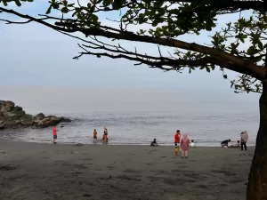 5 Aktivitas Menarik di Pantai Padang yang Wajib Kamu Coba