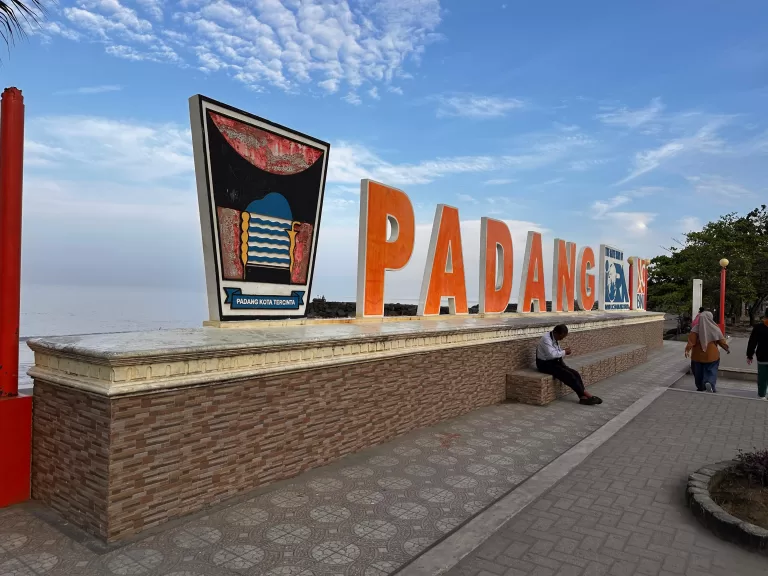 5 Aktivitas Menarik di Pantai Padang yang Wajib Kamu Coba