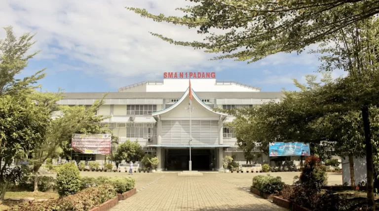 5 Sekolah Tertua di Sumatera Barat yang Masih Eksis Hingga Kini