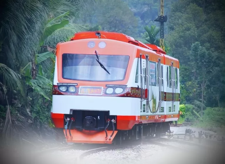 Kereta Api di Sumatera Barat: 3 Jalur Favorit untuk Wisatawan dan Warga Lokal