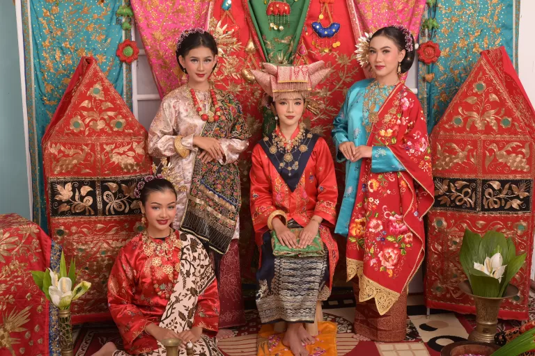 Ragam Penutup Kepala Adat di Minangkabau: Deta, Tingkuluak, hingga Suntiang