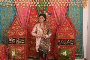 Ragam Penutup Kepala Adat di Minangkabau: Deta, Tingkuluak, hingga Suntiang