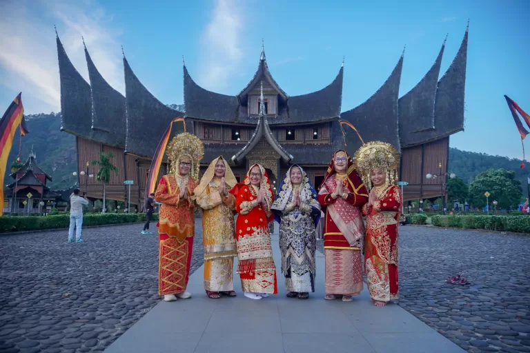 Suku Minangkabau: Penganut Sistem Matrilinieal Terbesar di Dunia