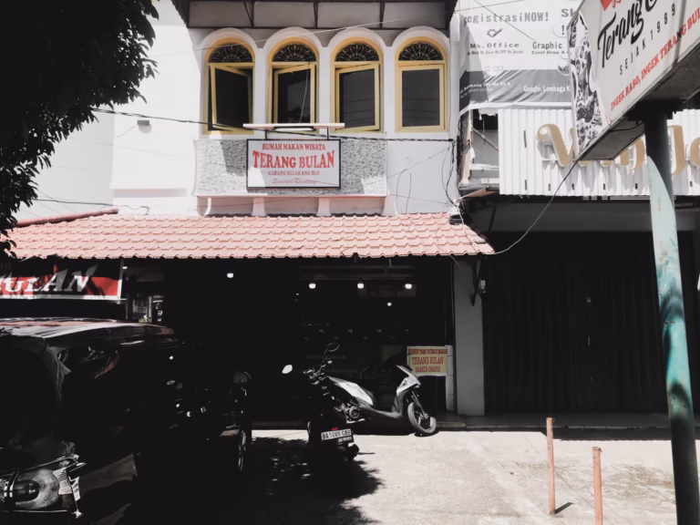 Rumah Makan Terang Bulan Padang: Legenda Kuliner Minang Sejak 1989 Rumah Makan Terang Bulan Padang: Legenda Kuliner Minang Sejak 1989