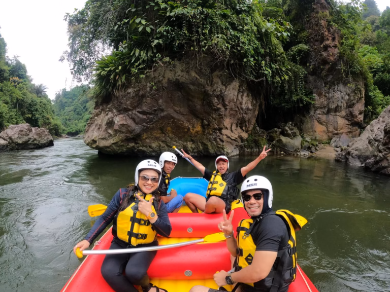 Where to Play Rafting in West Sumatra: 4 Best White Water Rafting Experiences Where to Play Rafting in West Sumatra: 4 Best White Water Rafting Experiences