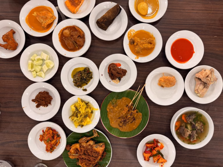 10 Makanan dan Minuman Khas Sumatera Barat yang Wajib Dicoba 10 Makanan dan Minuman Khas Sumatera Barat yang Wajib Dicoba
